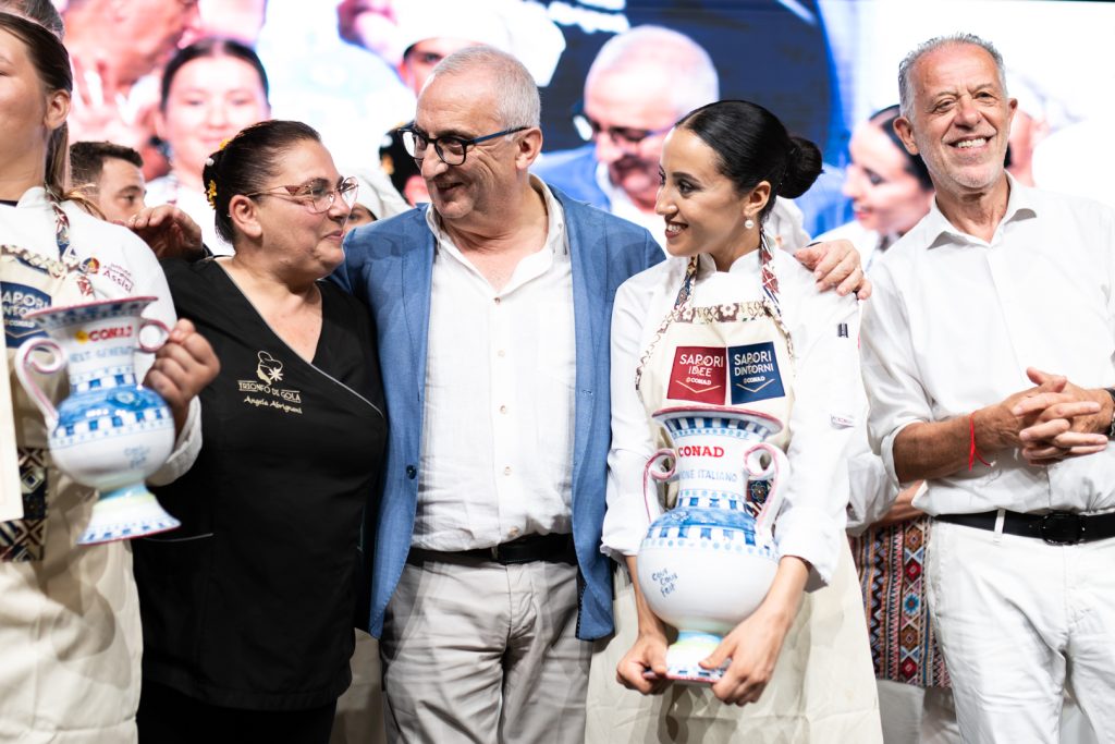 da destra wijdane merdad, francesco la sala e angela abrignani