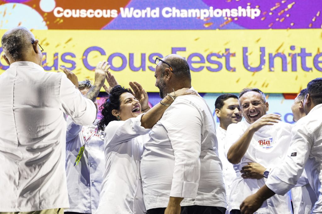 l'abbraccio tra gli chef